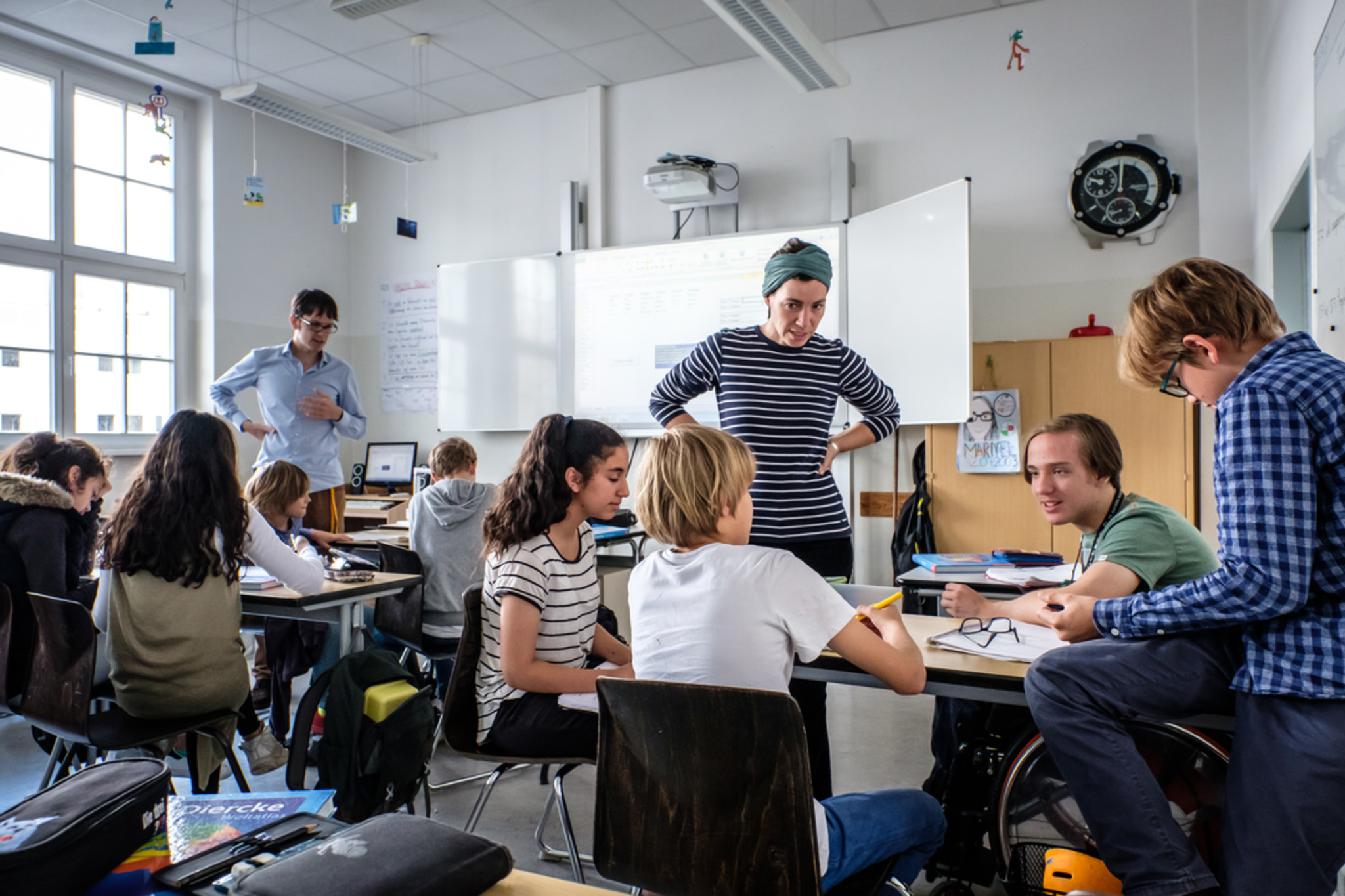 Aufnahmen aus der inklusiven Sophie-Scholl Schule in Berlin, ca. 7-8 Schüler_innenund pädagogische Fachkräfte mitten in einer Unterrichtssituation