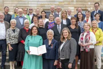 große Anzahl an Menschen im Vordergrund Vizepräsidentin der Hochschule sowie WissenschaftsMinisterin Dr. Manja Schüle und PRof. Annedore Prengel