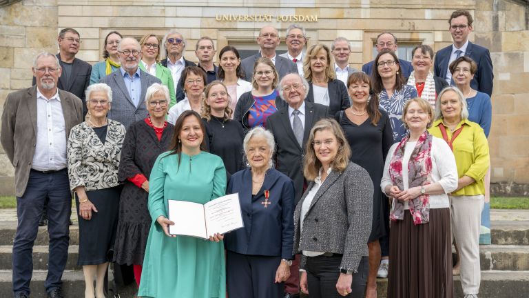 große Anzahl an Menschen im Vordergrund Vizepräsidentin der Hochschule sowie WissenschaftsMinisterin Dr. Manja Schüle und PRof. Annedore Prengel